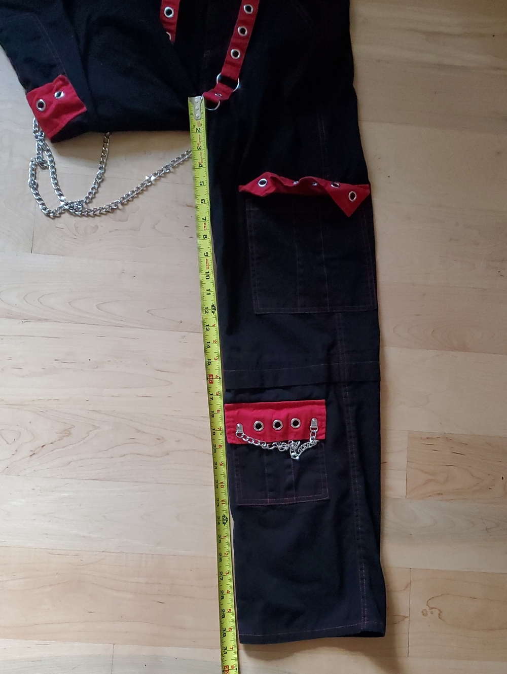 Hot Topic Black Cargo Pants with Red Accents and Chains Size 0 - Picture 5 of 9